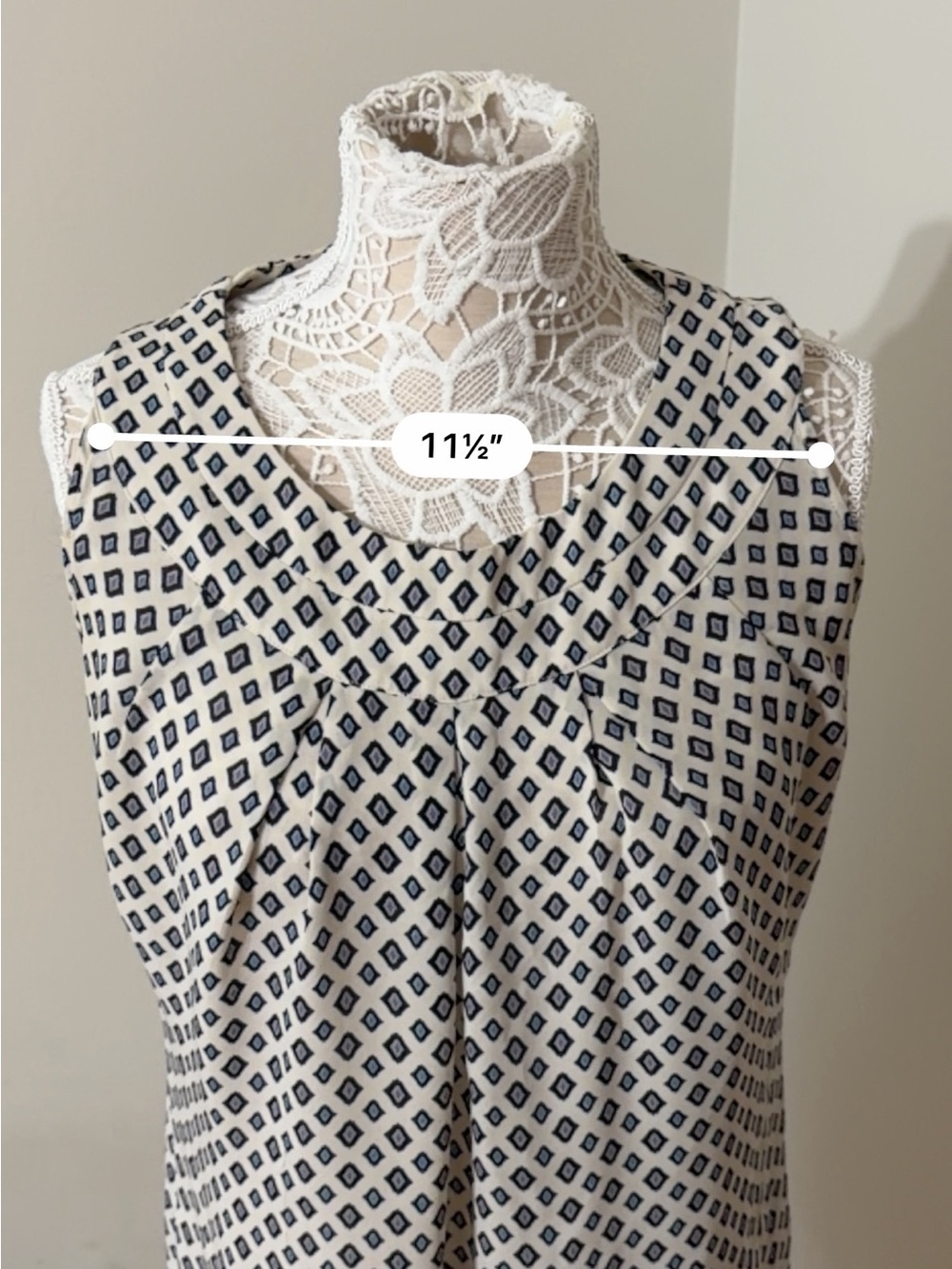 Women’s Blouse Bundle of 2 – Size Medium – White & Geometric Print - Picture 4 of 15